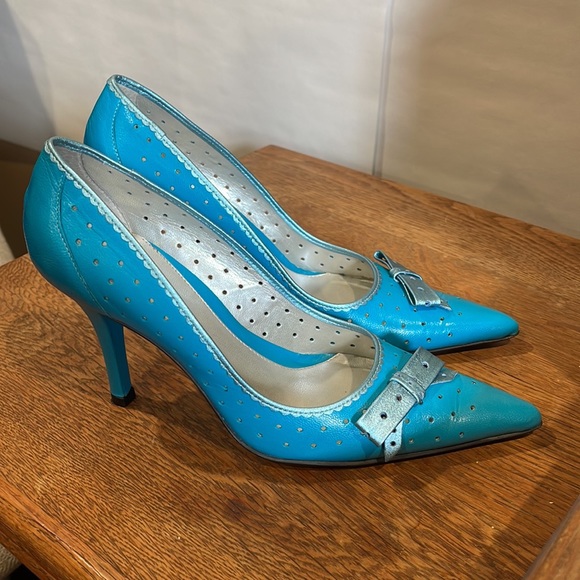 Voz turquoise perforated pointed toed heels size 6 1/2 - Picture 3 of 7